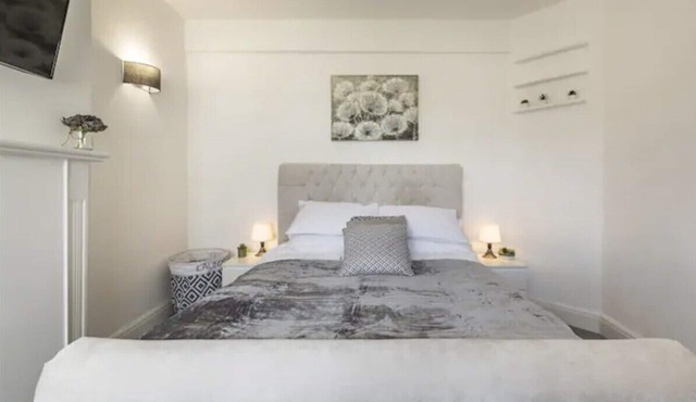 Lavish Hornchurch High-Street Apartment w/ Terrace