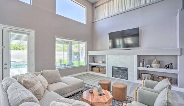 Lavish House with Home Theater and Fireplaces!