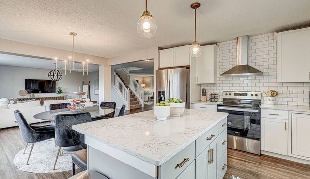 Lavish HUGE Noblesville/Carmel adjacent home!