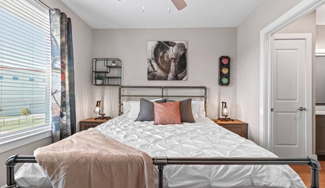 Lavish King Bed | Pool+Gym+Stockyards+Free Parking