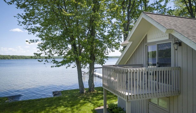 Lavish Lakehouse - Steps to Water-Kayaks, Dock & Boat Hoist, BBQ-Boaters Welcome