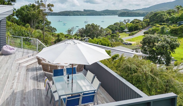 Lavish Luxury - Parekura Bay Holiday Home