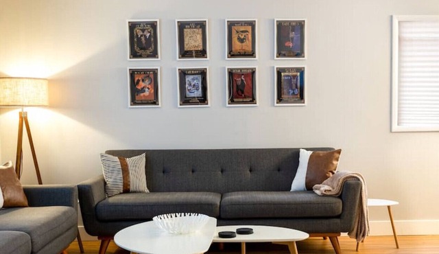 Lavish Mid Century! <5 mins to RO & Ferndale