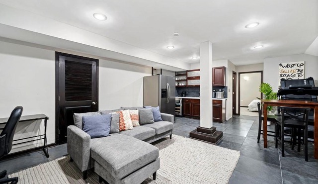 Lavish Near Lake Downtown & SOX #G