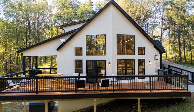 Lavish New Lodge Surrounded by Nature in Hocking Hills - Lodge 1