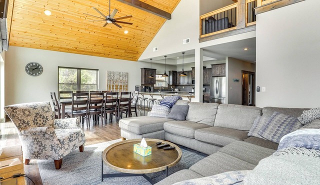 Lavish Retreat w/Decks, Steps to Table Rock Lake!