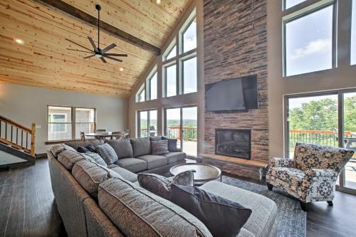 Lavish Retreat w/Decks, Steps to Table Rock Lake!