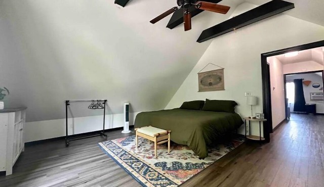 Lavish tub with free parking near several music & wedding venues