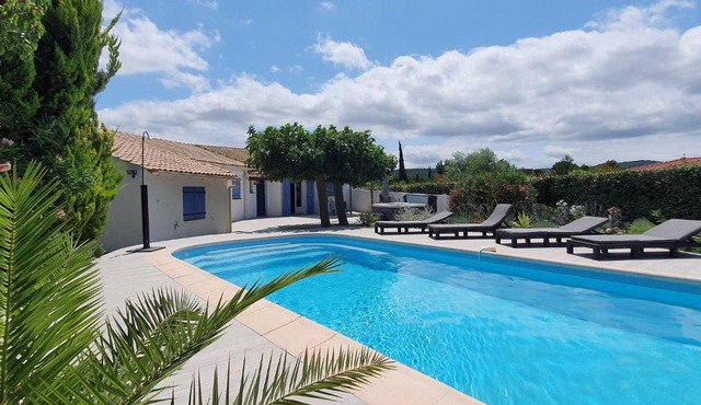 Lavish Villa in Pouzols Minervois with bubble bath