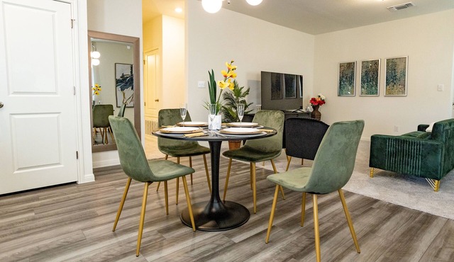 Lavishly Decorated 3-Bedroom Home Near Samsung Taylor with King-Sized Bed