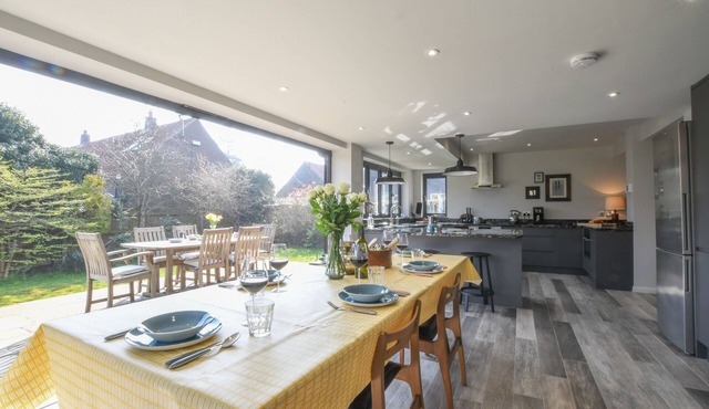 LAVVANDE, WALBERSWICK, pet friendly, with open fire in Walberswick