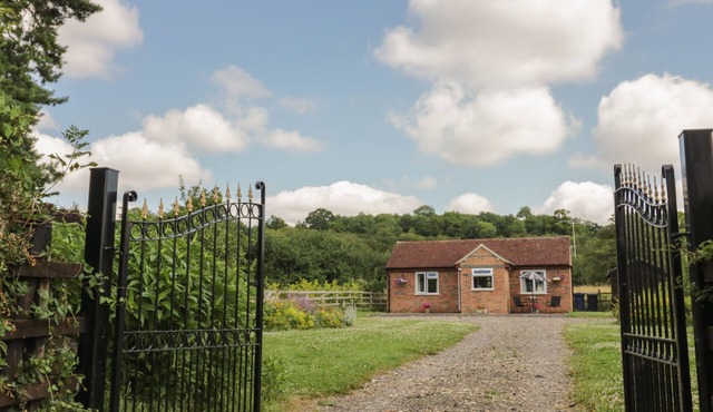 LAWN LODGE, pet friendly, with a garden in Ashleworth
