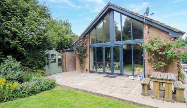 LAWNSWOOD, pet friendly, country holiday cottage in Sherburn