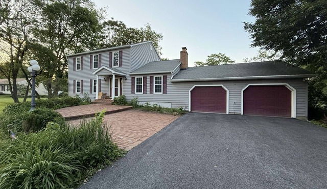 Lawrence Ridge Charming 4-bedroom Farmhouse