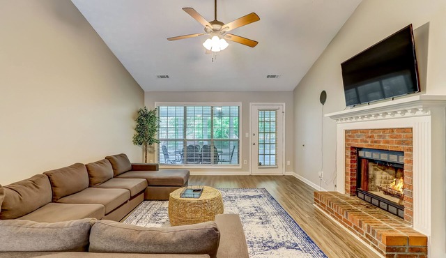 ★Lawrenceville, NO stairs, 4br, sleeps 11!★