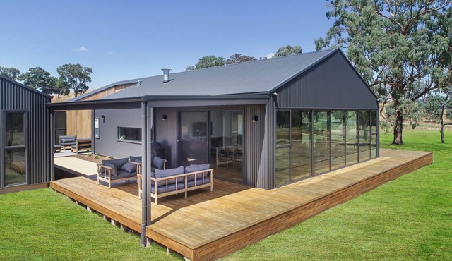 Lawson Lodge - Modern home minutes from Lake Eildon