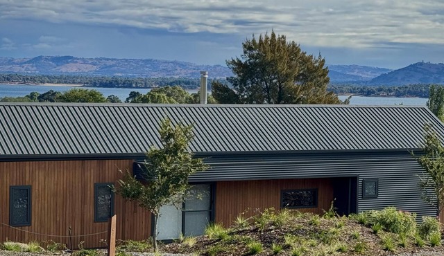 Lawson Lux Lodge Bethanga - Luxury two bedroom barn-style lodge