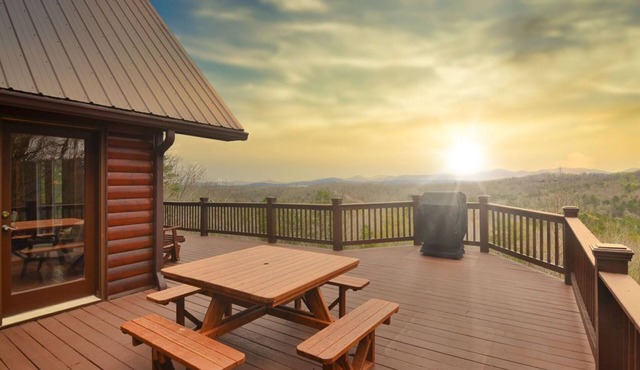 !Layered Mtn Views! Sleep 13! 5000 sq ft! 5min to Blue Ridge!
