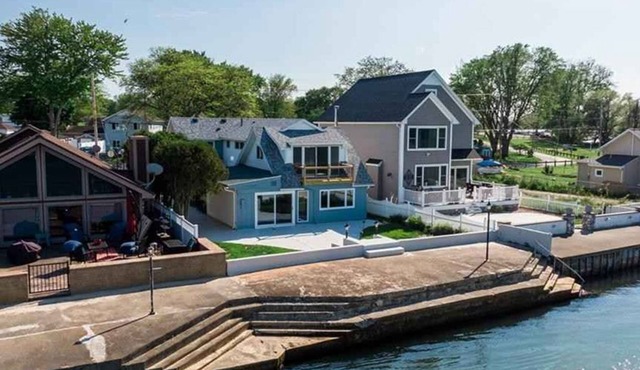 Layin' Low At The Lake - Lakefront Getaway