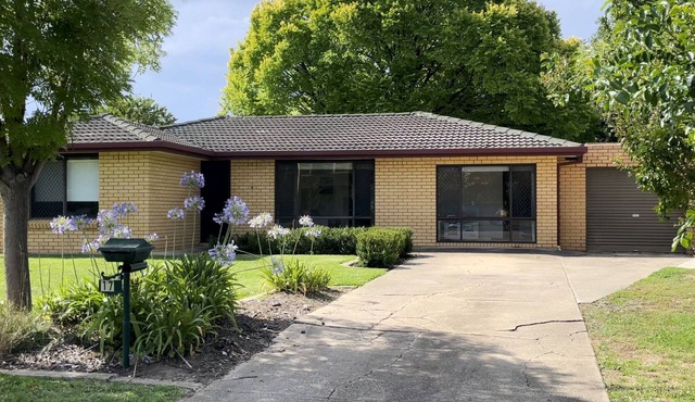 Layla's Lakeside 4 bedroom lakeside home with yard, air con & close to shops.