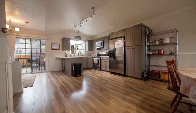 Layton Mountain retreat for 9, close to multiple ski resorts, Hill AFB and SLC.