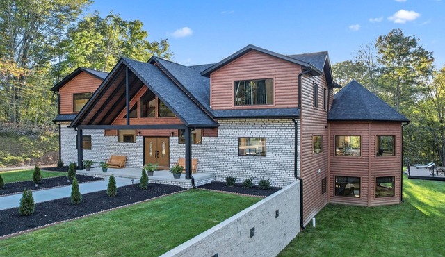 Lazaj Luxury Lodge — Heated Pool,Hot Tub, Game Room,Sleeps 16 Near Hocking Hills
