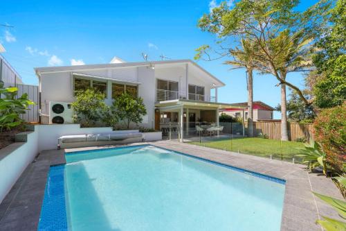 Laze at Lighthouse - family home with pool, heated pool Oct to Mar