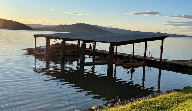 Lazy B Lake House on Flathead Lake, Waterfront with Tennis Court