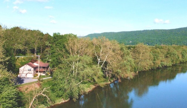 Lazy Bass Lodge | Riverfront & Porch Views + Boat Launch