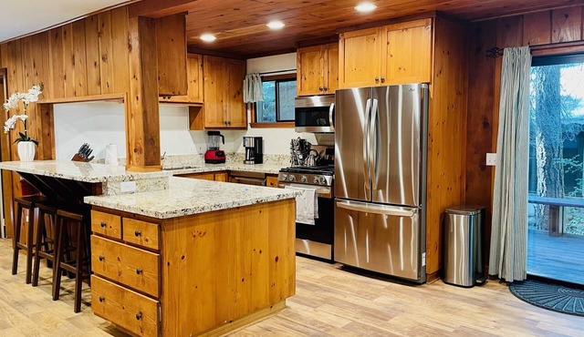 Lazy Bear Bungalow Pet Friendly Lake Escape