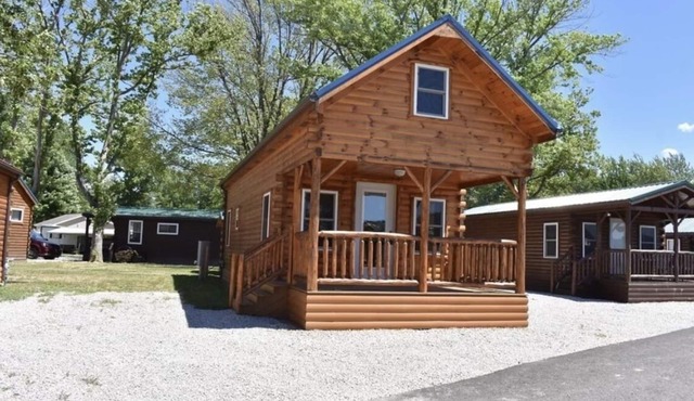 Lazy Bear Cabin in between Geneva-on-the-Lake and the Historic Ashtabula Harbor