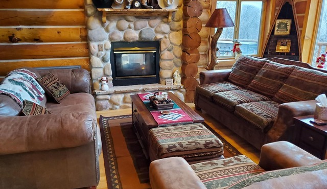 Lazy Bear Hideaway -Your Spacious Mountain Retreat! Sleeps 30