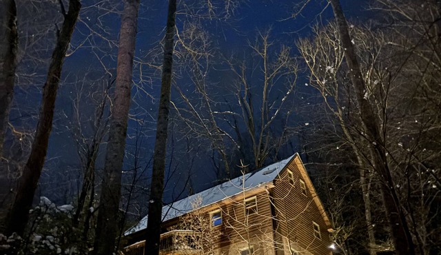 Lazy Bear Lodge 25 min to Beech Mountain Hot Tub and Pool Table