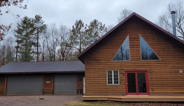 Lazy Bear Lodge family- friendly cabin near Lake Arbutus & Hatfield
