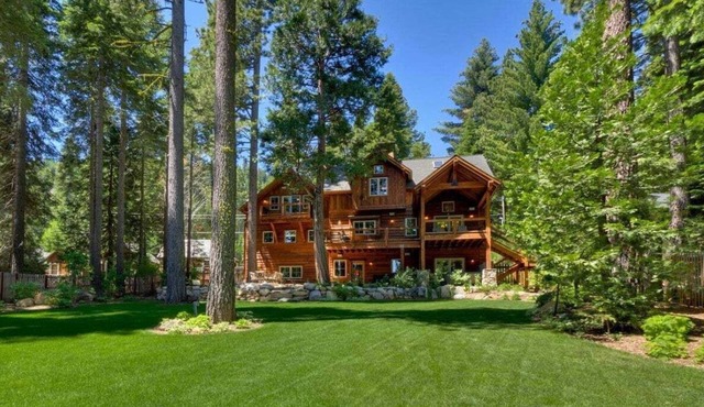 Lazy Bear Lodge in Homewood - hot tub, close to lake, large home