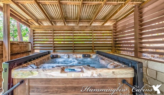 Lazy Bear Lodge: 'Relaxation achieved' with hot tub.