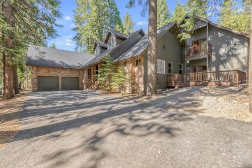 Lazy Bear Lodge Rustic Luxe Villa with spa & gameroom