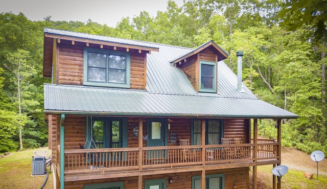 Lazy Bear Retreat. Awesome 3 Bedroom 3 Bath Cabin with Internet access.