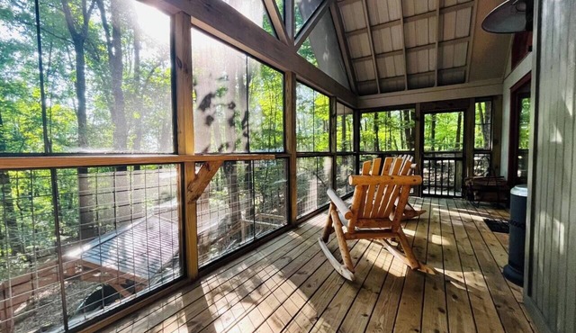 Lazy Bear Treehouse Pet Friendly & Min to Helen!