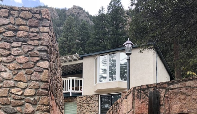 Lazy Bear Lookout: Spacious modern mountain retreat