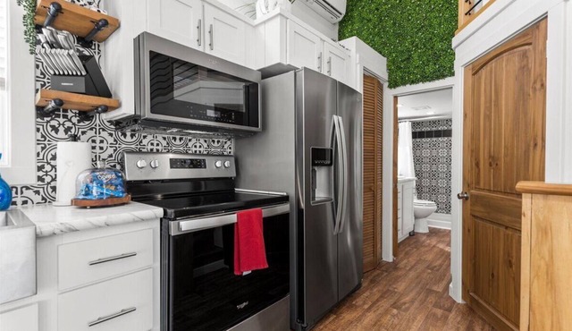 Lazy Cow 2-bedroom Tiny home in Spicewood with WiFi, AC