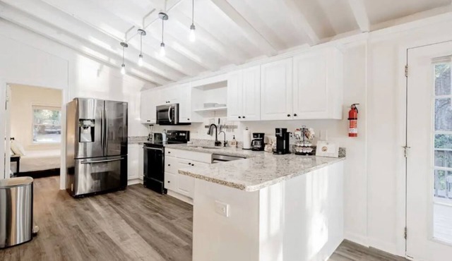 Lazy Creek Cove Cottage w EV Plug!