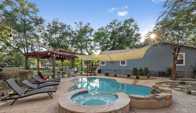 Lazy Days at 10 Lazy Bend. Comfortable family house sleeps 10 w pool/hot tub
