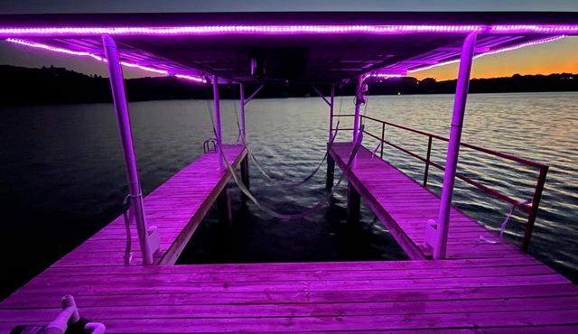 Lazy Days Lakefront Retreat Lake Granbury home, yard, dock-lift, covered parking