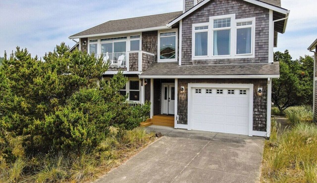 Lazy Days-Large home, 4 br, 1/2 block to beach.