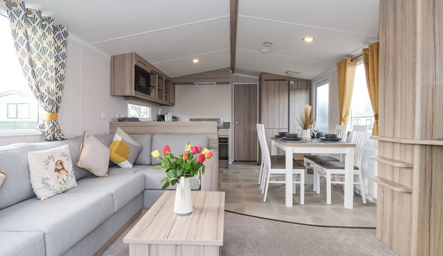 LAZY DAYZ LODGE, pet friendly, with hot tub in Malton