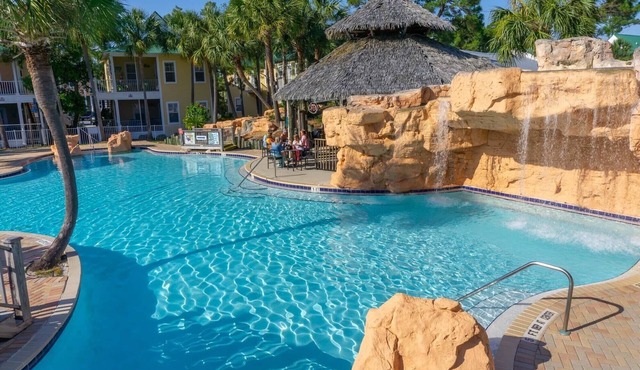 Lazy Daze 10AU-Beautiful Poolside Cottage with Loft @ the Purple Parrot