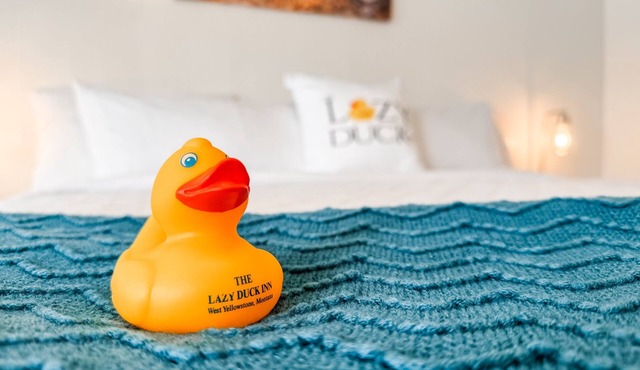 Lazy Duck Inn #21: Cozy king bed with kitchen in West Yellowstone, just 1 min from the park.