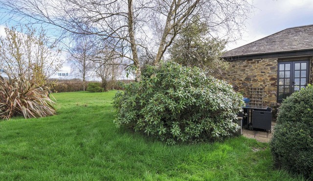 LAZY HARE AT JEN'S ORCHARD, pet friendly in St Giles On The Heath