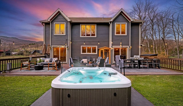 Lazy Hare Lodge-Golf Sim~Hottub~Sauna~FirePit~Outdoor Movie